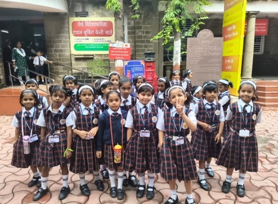 पुणे GPO मध्ये विद्यार्थ्यांनी जाणून घेतली टपाल सेवेची कार्यप्रणाली...