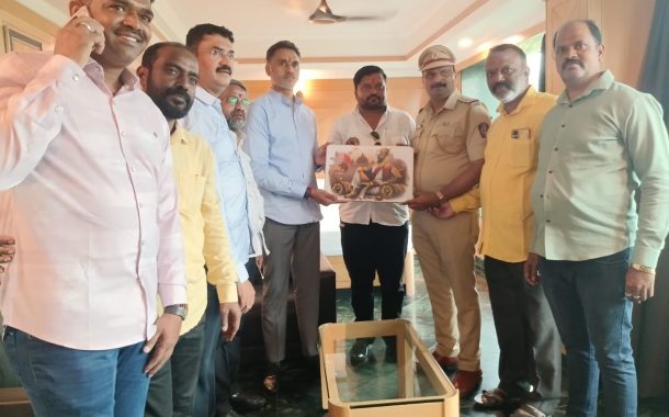पोलीस निरीक्षक गौरव कुंभार यांचा शिवसेनेच्या वतीने सत्कार...