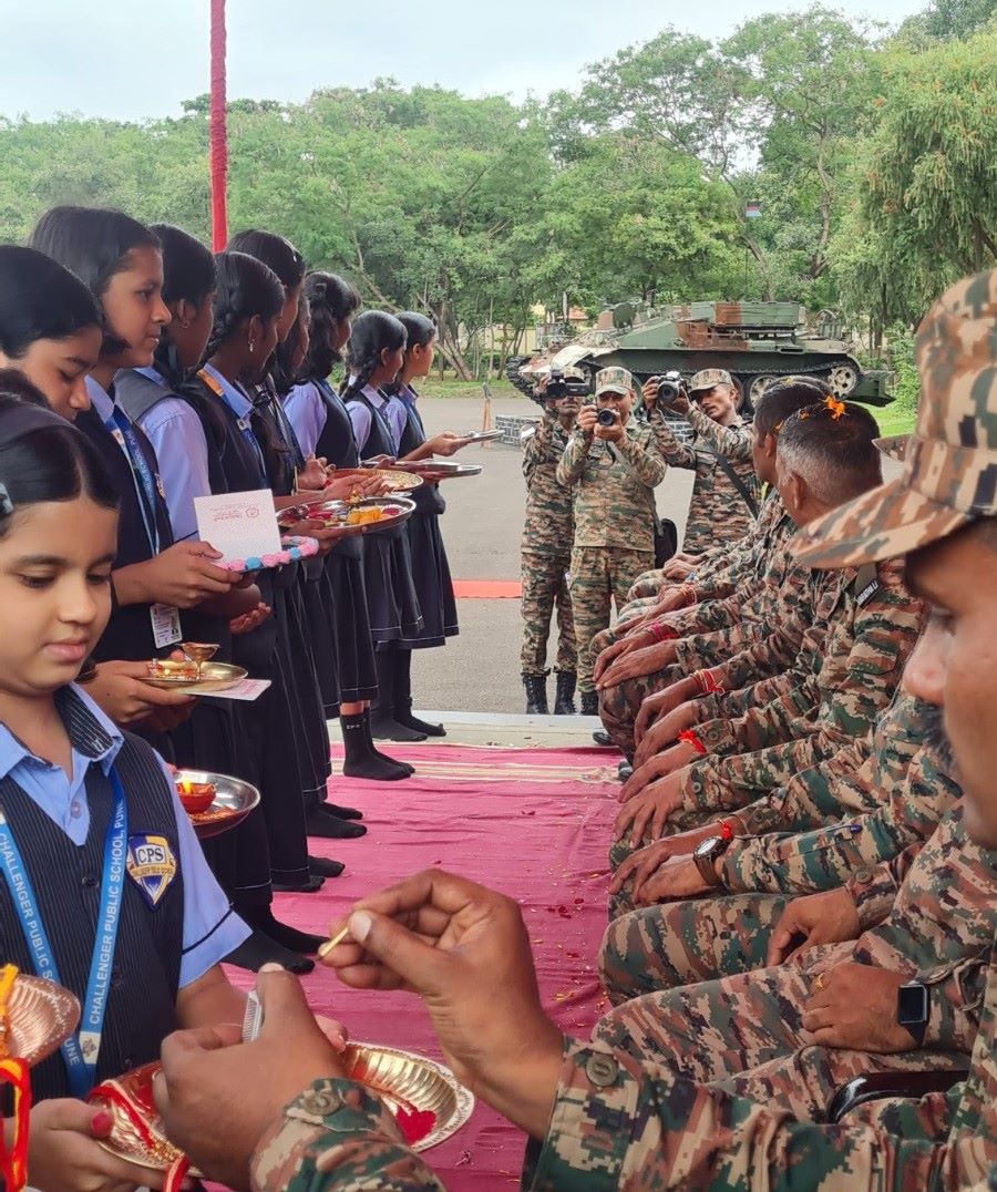 सैनिकांसोबत रक्षाबंधनाचा भावपूर्ण सोहळा...