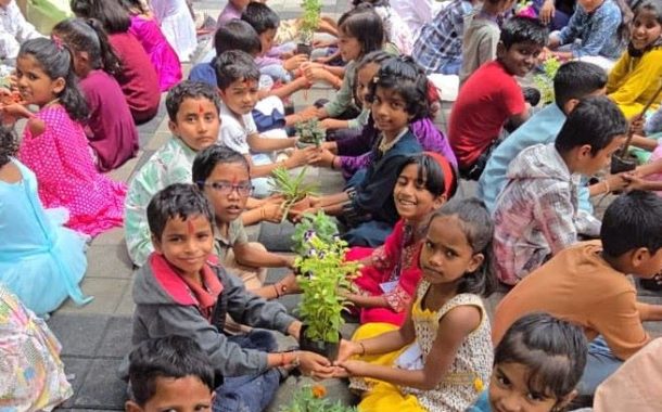गिफ्टऐवजी रोपटे देऊन पुणे जिल्हा शिक्षण मंडळाच्या बाबुरावजी घोलप प्राथमिक विद्यालयात पूरक रक्षाबंधन साजरे..!