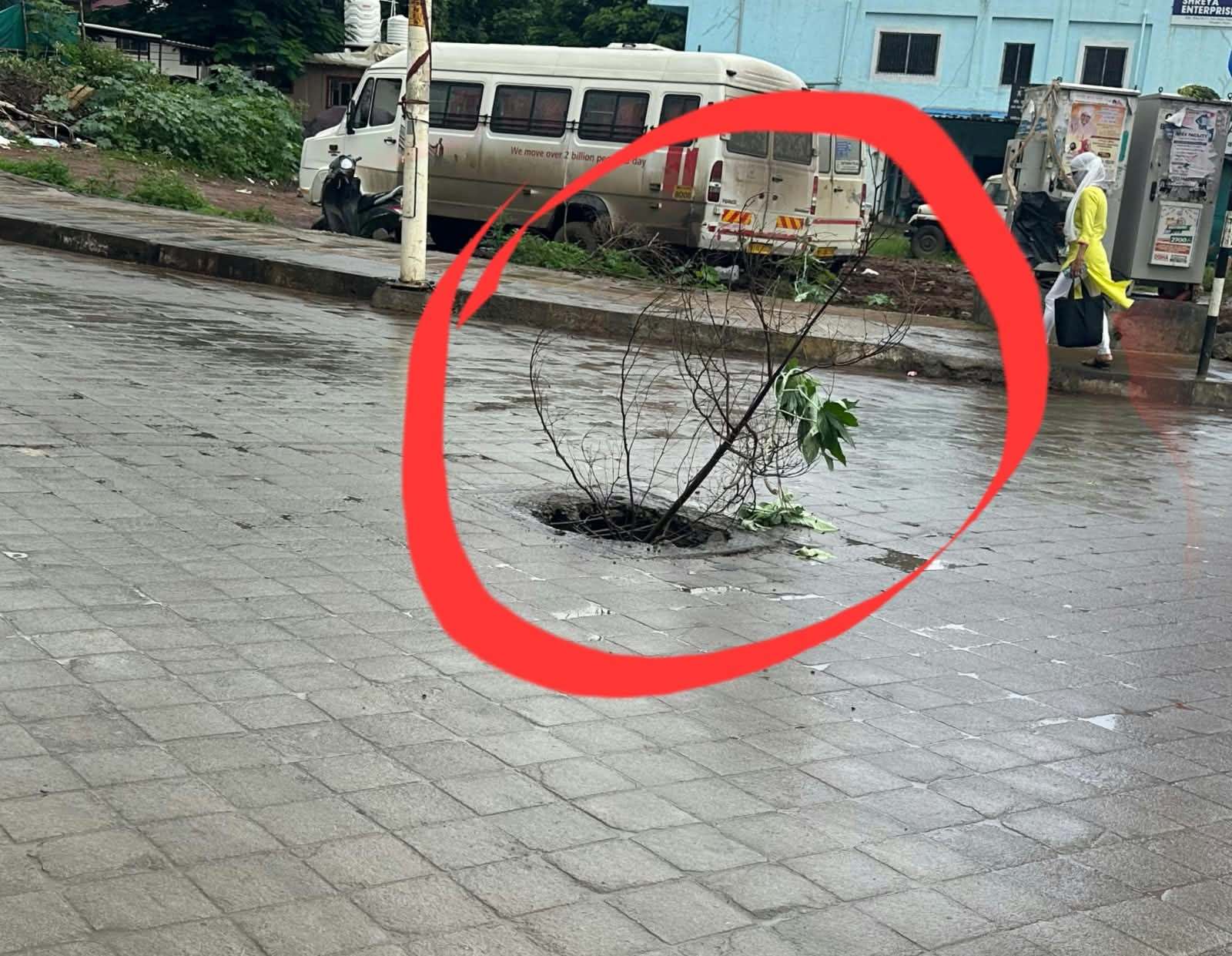 रहाटणीतील शिवाजी चौकात मोठा खड्डा; अपघाताचा धोका...