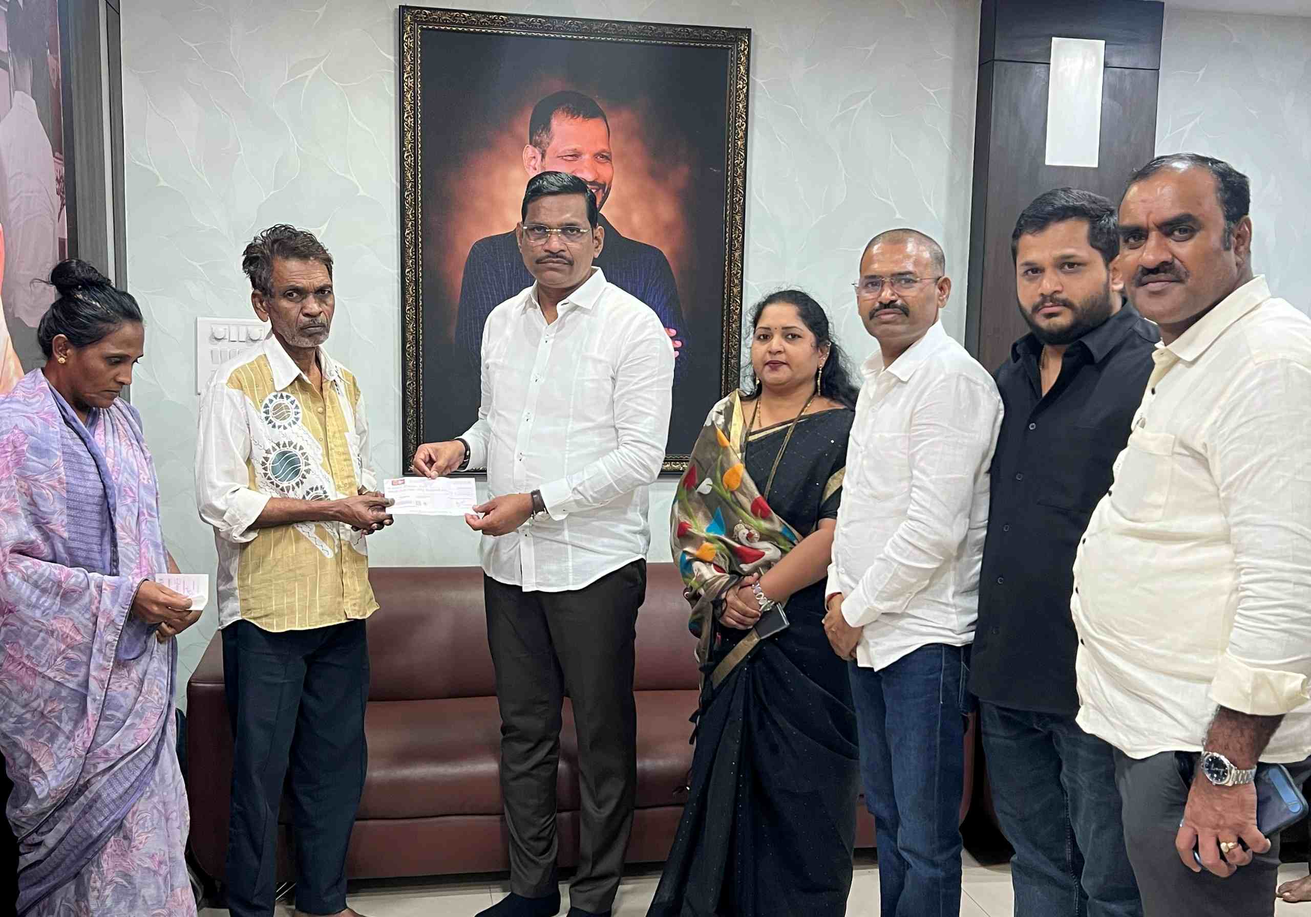 कै. राहुल साबळे यांच्या कुटुंबाला ५ लाखांची मदत...