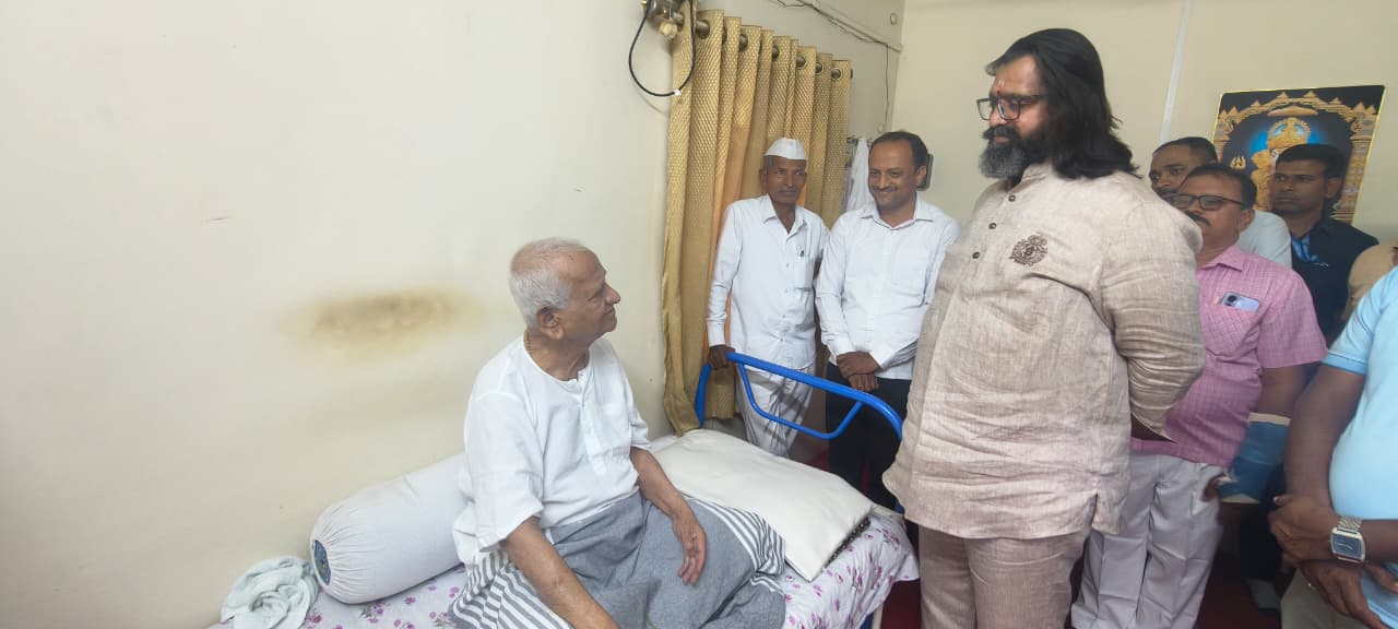 राळेगणसिद्धीत आ. महेश लांडगे यांनी घेतले अण्णा हजारे यांचे आशीर्वाद..
