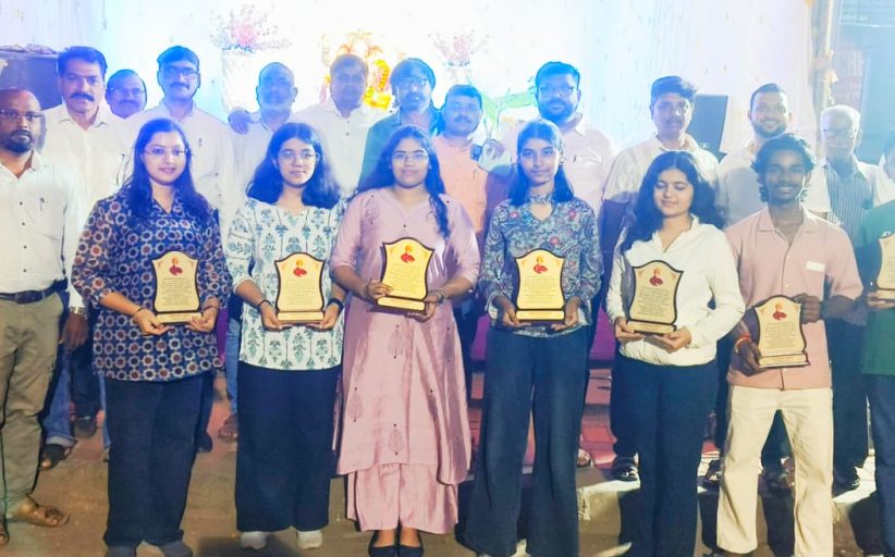 स्वामी विवेकानंद प्रतिष्ठानकडून गुणवंत विद्यार्थ्यांचा सत्कार...