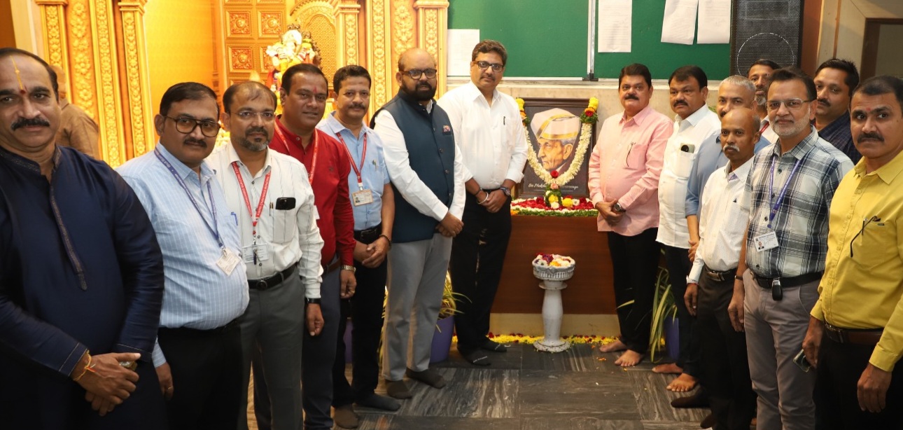 राष्ट्रीय अभियंता दिनानिमित्त महापालिका मुख्यालयात विश्वेश्वरय्या यांना अभिवादन..