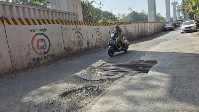गणेशोत्सवापूर्वी निगडी-पिंपरी मेट्रो मार्गावरील खड्डे बुजवा, अन्यथा रास्ता रोको..!