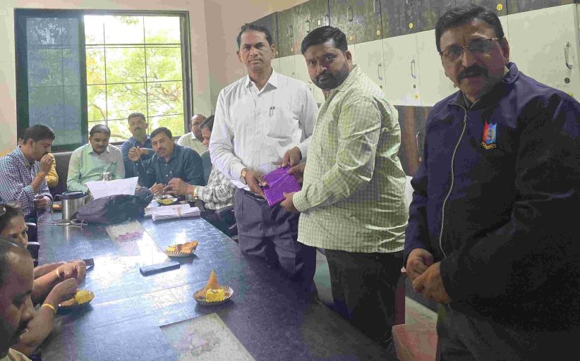 स्वामी विवेकानंद कॉलेजमध्ये युवासेना-शिवसेनेच्या वतीने शिक्षक दिन उत्साहात साजरा...