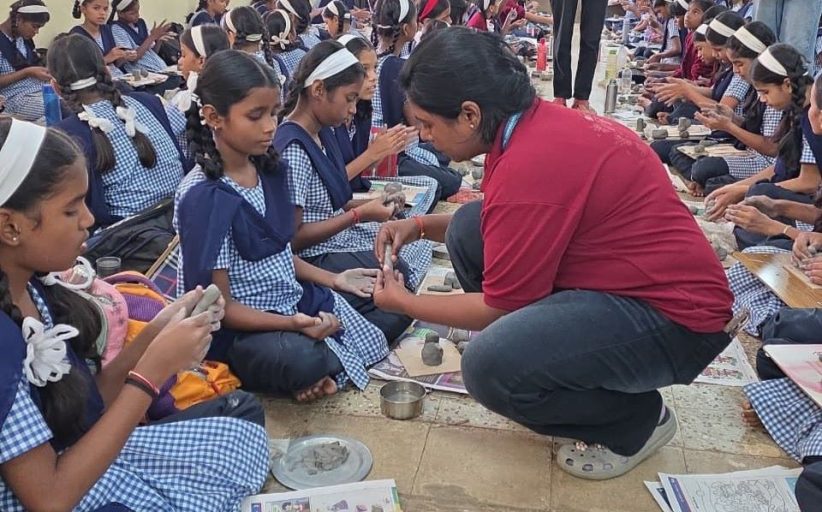 विद्यार्थ्यांच्या हातून साकारला पर्यावरणपूरक बाप्पा...