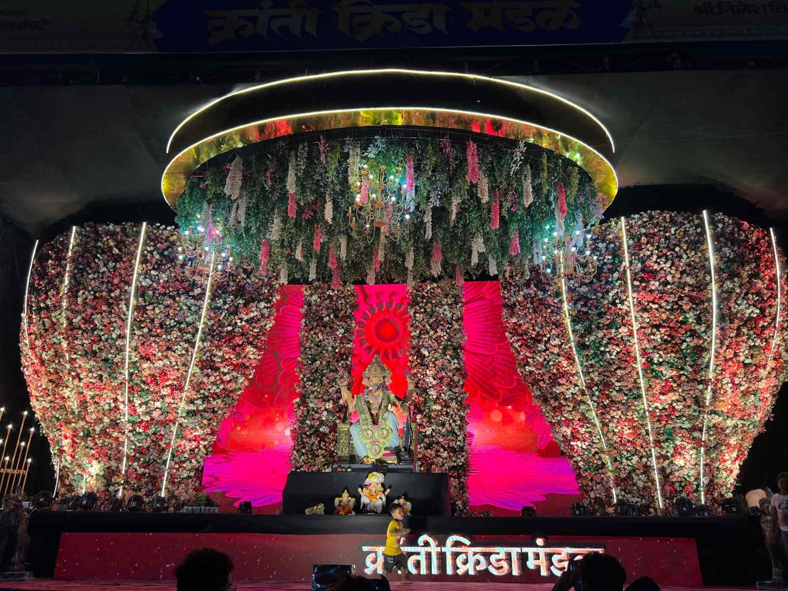 'क्रांती क्रीडा मंडळा'ची 'रंगीबेरंगी फुलांची भव्य सजावट गणेशभक्तांचे लक्ष घेतेय वेधून..