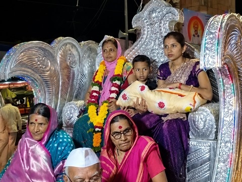 चार पिढ्यांनंतर दहिफळे कुटुंबात लेकीचे आगमन; ढोल-ताशांत जंगी स्वागत...