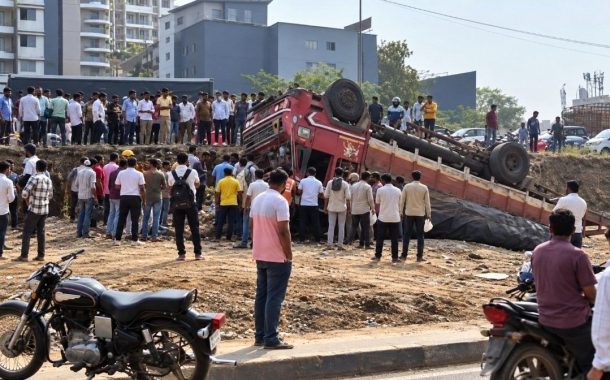 वाकडमध्ये हॉटेल जिंजरसमोर ट्रक पलटी; बघ्यांची मोठी गर्दी...