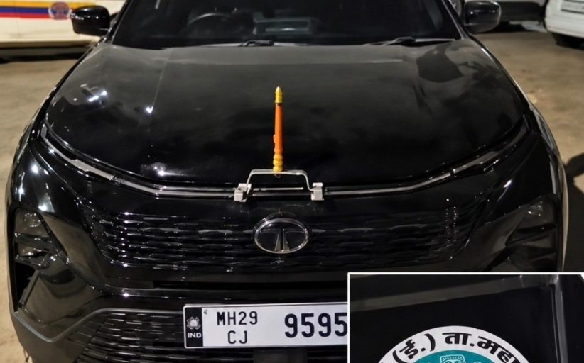 कारवर अशोकस्तंभ आणि ‘सरपंच’ लोगो लावल्याप्रकरणी चालकासह मालकावर गुन्हा दाखल..