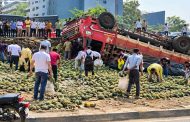 वाकडमध्ये अननसाने भरलेला ट्रक उलटला..