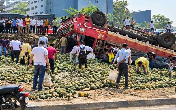 वाकडमध्ये अननसाने भरलेला ट्रक उलटला.. 