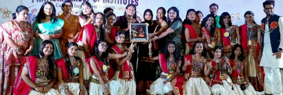 चिचंवड येथील प्रतिभा ज्युनिअर कॉलेजमध्ये शारदोत्सव दिमाखात साजरा; दांडियाने धरला ठेका..