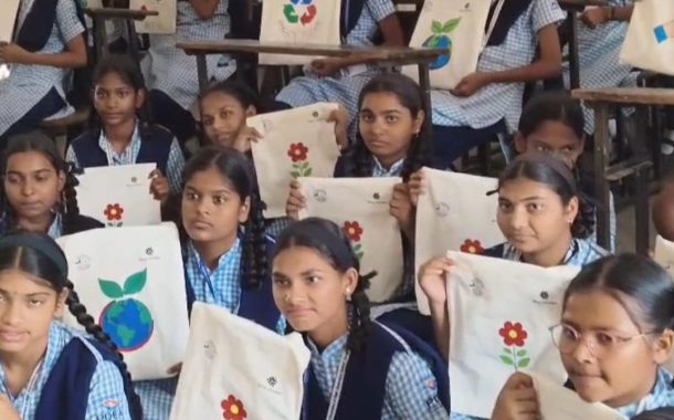 बाबुरावजी घोलप विद्यालयात कापडी पिशवीवर रंगकाम स्पर्धा...