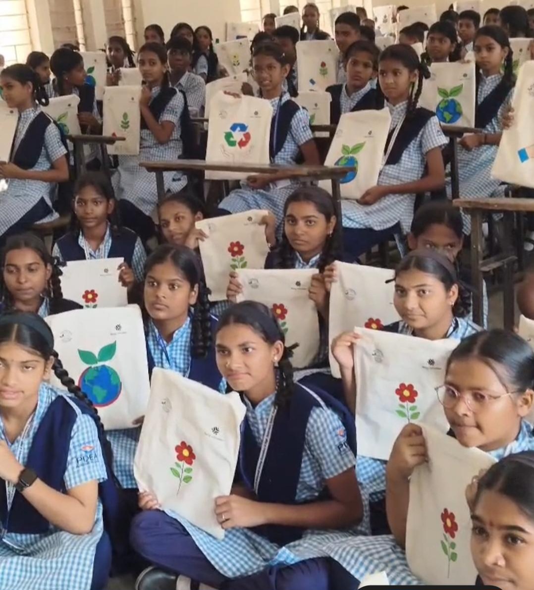 बाबुरावजी घोलप विद्यालयात कापडी पिशवीवर रंगकाम स्पर्धा...