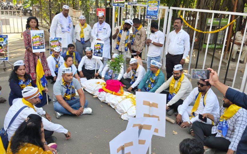 अवैध वृक्षतोडीच्या निषेधार्थ ‘वृक्ष अंत्ययात्रा’..