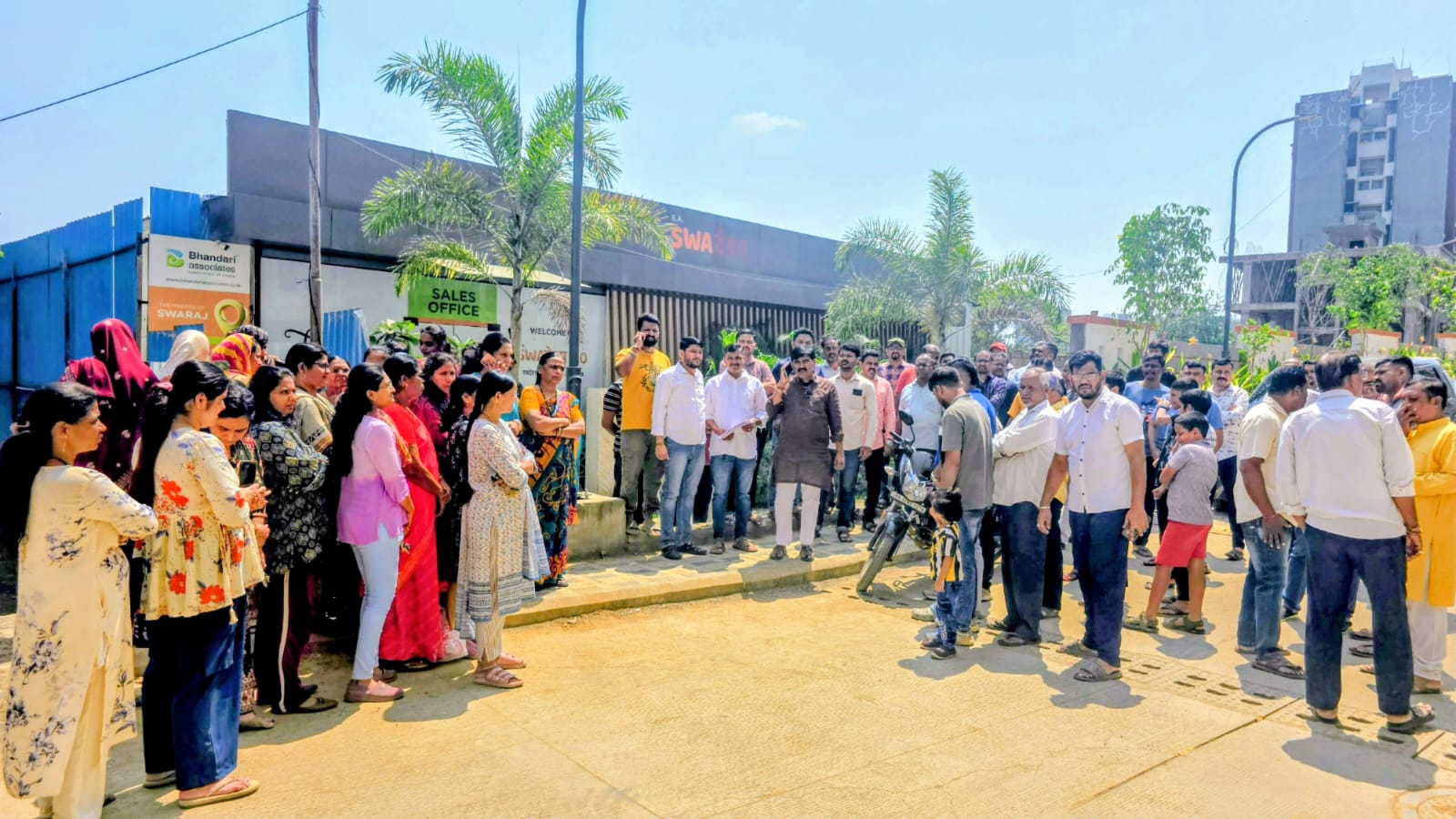 स्वदेशा हाउसिंग सोसायटीच्या पाणी प्रश्नावर विकसकाच्या कार्यालयावर धडक मोर्चा..