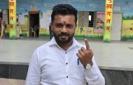 ‘आप’ युवा आघाडीचे प्रदेशाध्यक्ष रविराज काळे यांनी हिंजवडीत बजावला मतदानाचा हक्क...