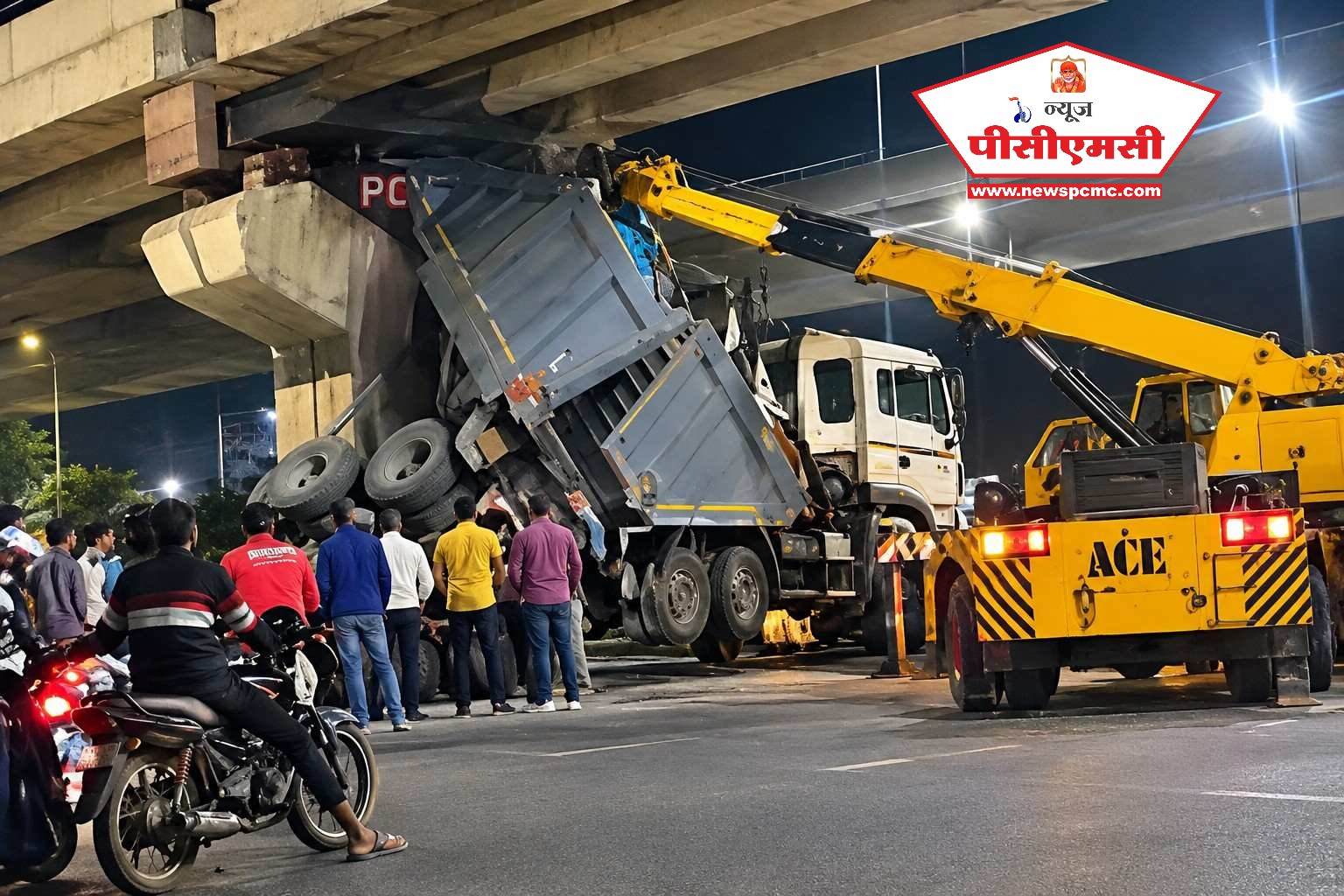 काळेवाडी फाटा चौकात हायवा डंपरचा विचित्र अपघात..